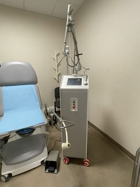 Fauteuil d’examen gynécologique et colonne laser CO2 dans la salle d’examen