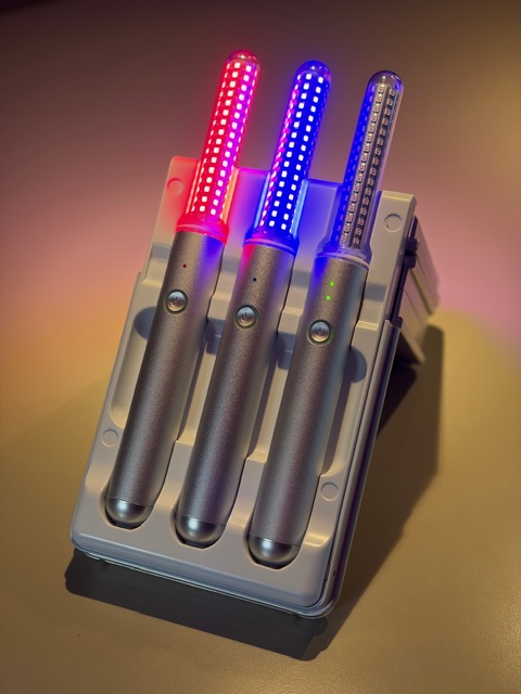 Sondes LED de photobiomodulation allumées, lumière rouge et lumière bleue