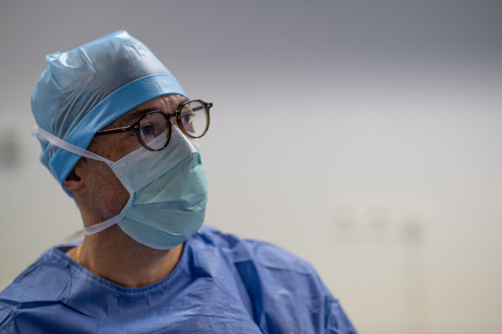 Chirurgien gynécologue au bloc opératoire, coiffe et masque chirurgical