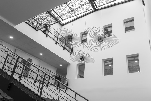 Atrium de La Passerelle à Arnas, verrière et coursive intérieure
